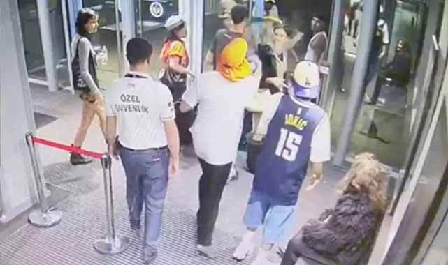 Genç şarkıcılar kavga etti! Ortalık karıştı