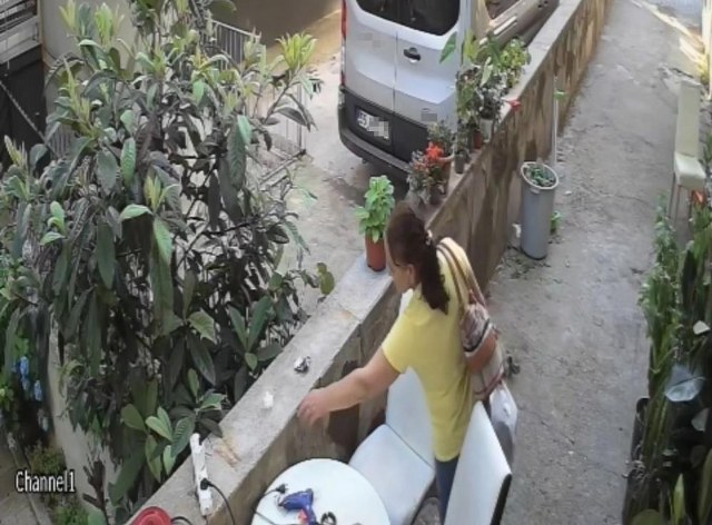 Samsun'da 14 defa aynı dükkandan hırsızlık yapan kadın saniye saniye kameralara yakalandı 