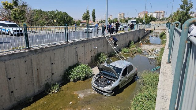 Yoldan çıkan otomobil sulama kanalına düştü