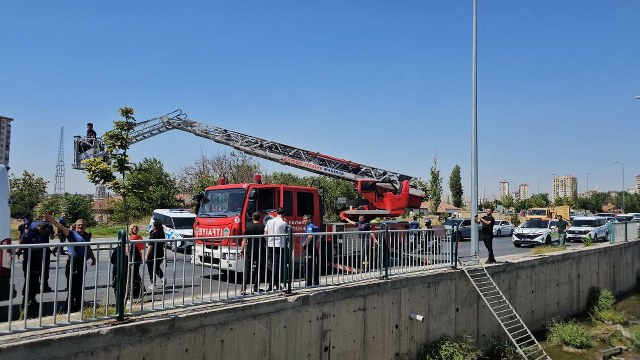 Yoldan çıkan otomobil sulama kanalına düştü