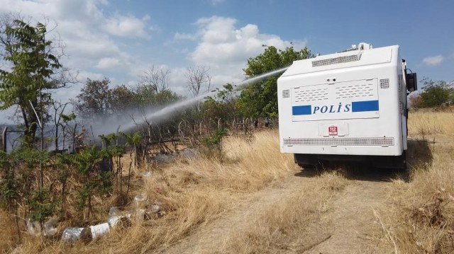 Vatandaş ve ekipler el ele yangının evlere ulaşmasına engel oldu