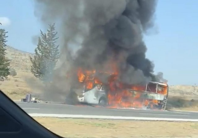 Yolcu otobüsü alev alev yandı! Şoför yolcuları tahliye etti