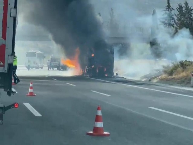 Yolcu otobüsü alev alev yandı! Şoför yolcuları tahliye etti