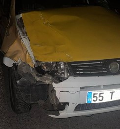 Samsun'da ineğe çarpan taksideki yolcu yaralandı