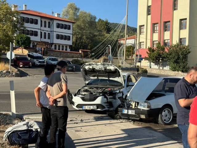 2 otomobil kafa kafaya çarpıştı