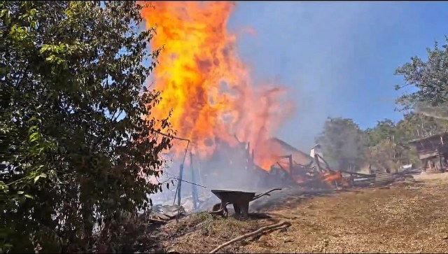 Ahşap evde çıkan yangın ormanlık alana sıçradı