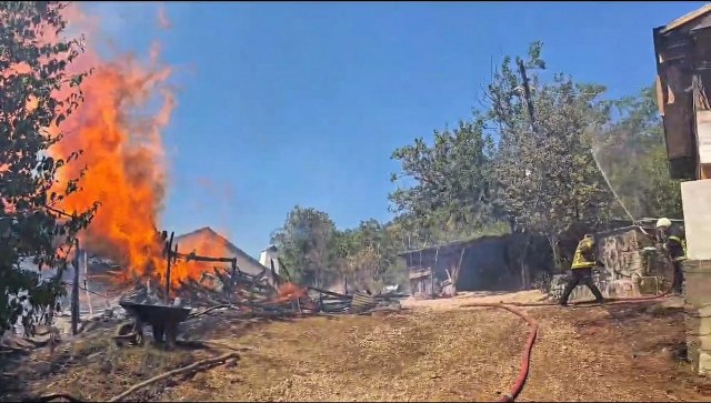 Ahşap evde çıkan yangın ormanlık alana sıçradı