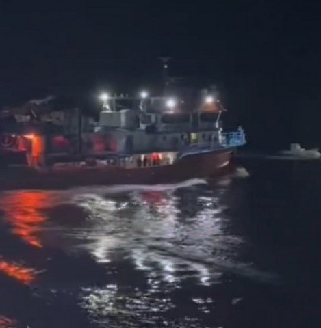 Yunan balıkçılar teknelerini Türk balıkçıların üzerine sürdü!