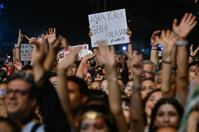 Mustafa Sandal İzmirlileri coşturdu