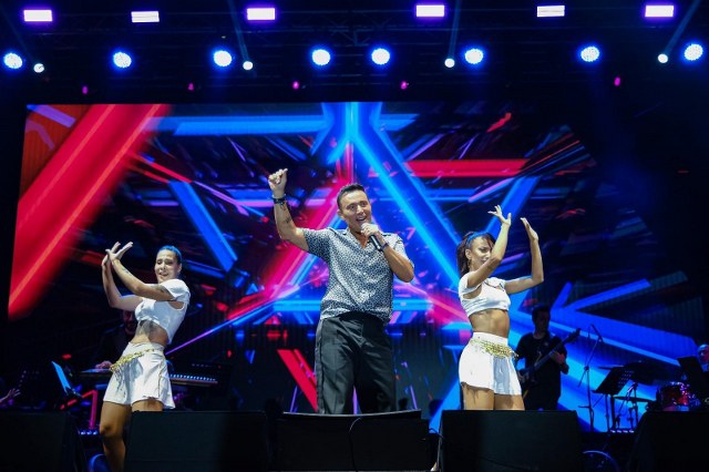 Mustafa Sandal İzmirlileri coşturdu