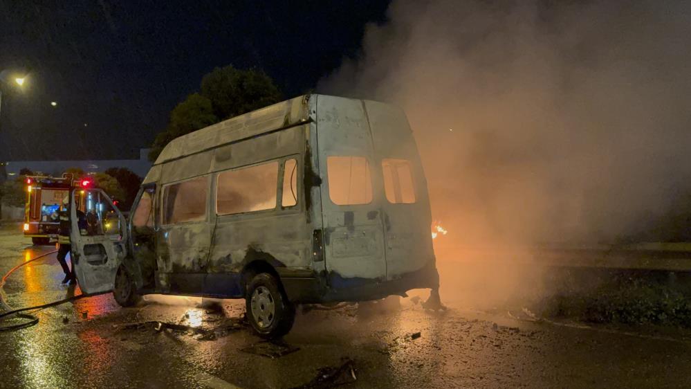 Samsun’da minibüs alev alev yandı