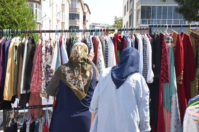 Atakum Belediyesi'nden öğrencilere giyim ve kırtasiye desteği