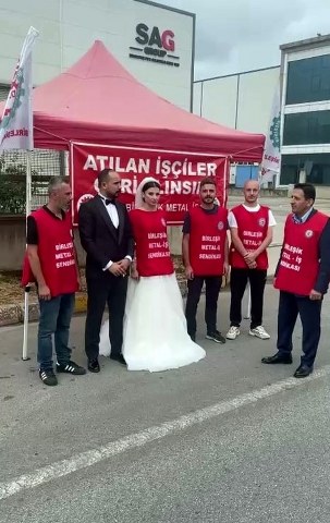 İşten çıkarıldı! Gelinliği ile eylem yaptı