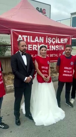 İşten çıkarıldı! Gelinliği ile eylem yaptı