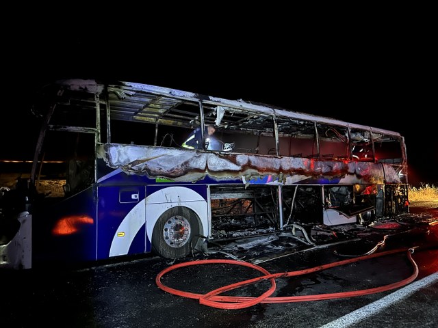 Seyir halindeki yolcu otobüsünde yangın çıktı! Otobüs küle döndü