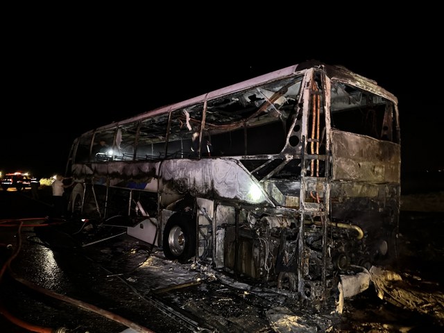 Seyir halindeki yolcu otobüsünde yangın çıktı! Otobüs küle döndü