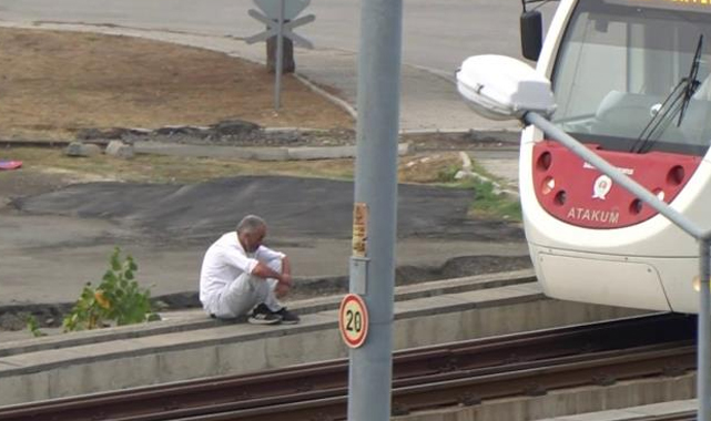 Samsun'da tramvayın raylarına oturdu! Herkesi korkuttu