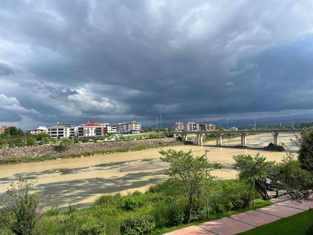 Samsun'da yağış sonrası Yeşilırmak Nehri'nin rengi değişti