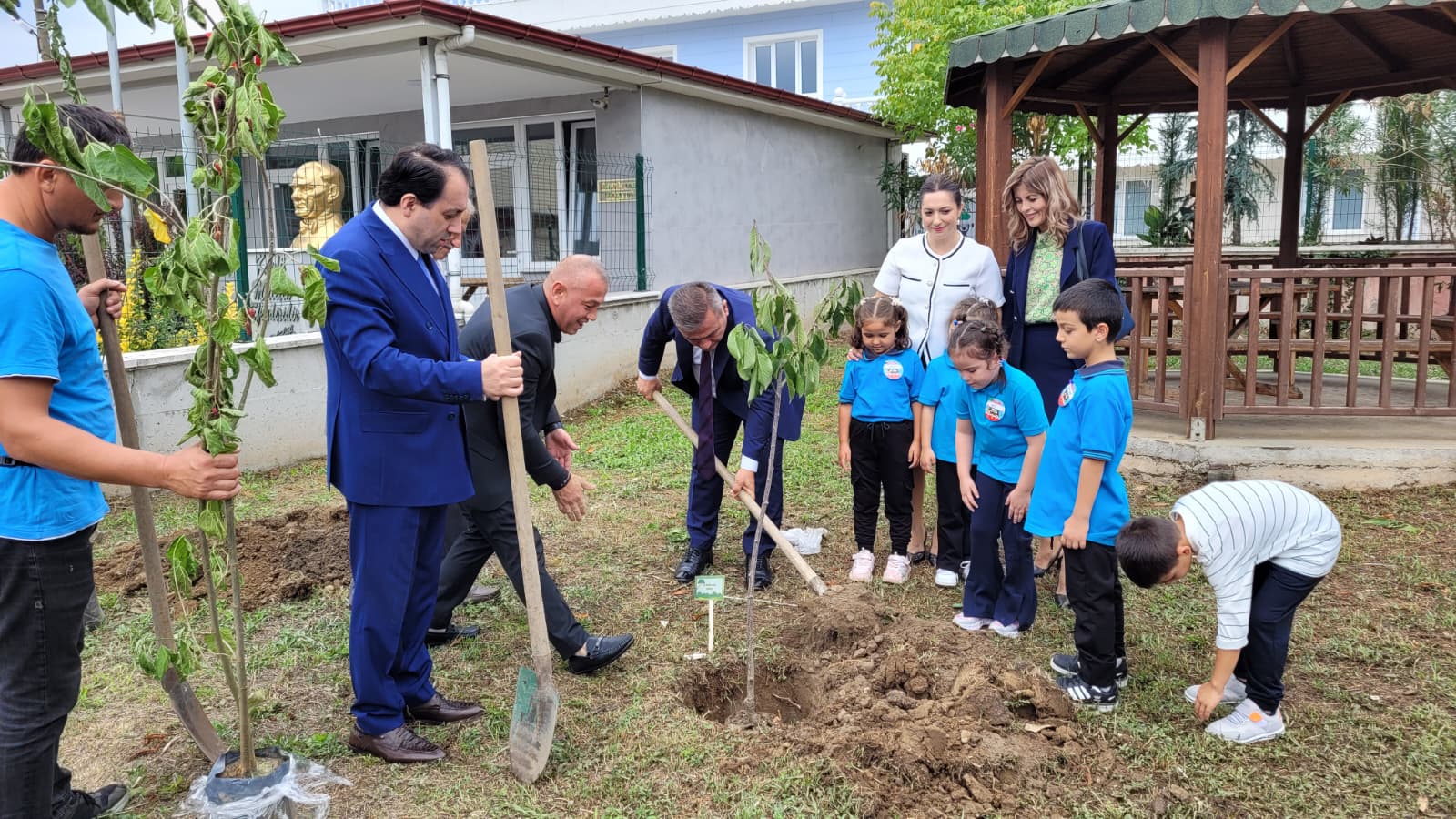 Samsun'da öğrenciler ilk derste fidan dikti
