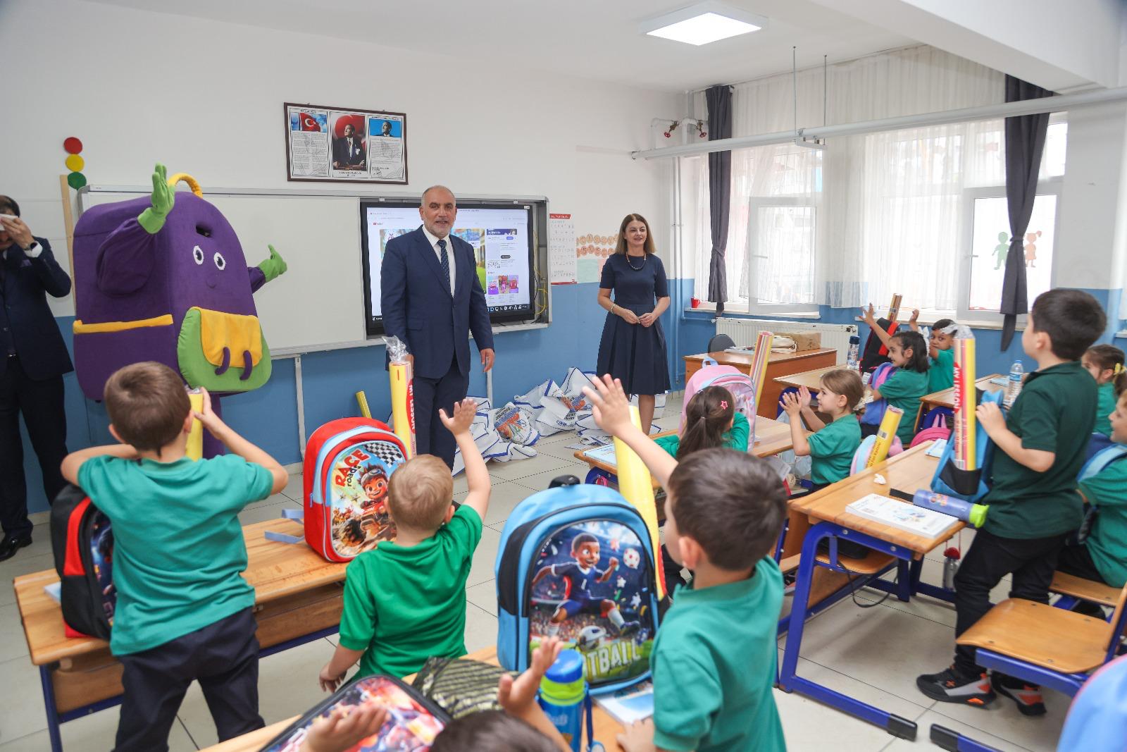 Canik'te tüm öğrencilere çanta ve kırtasiye seti hediye edildi