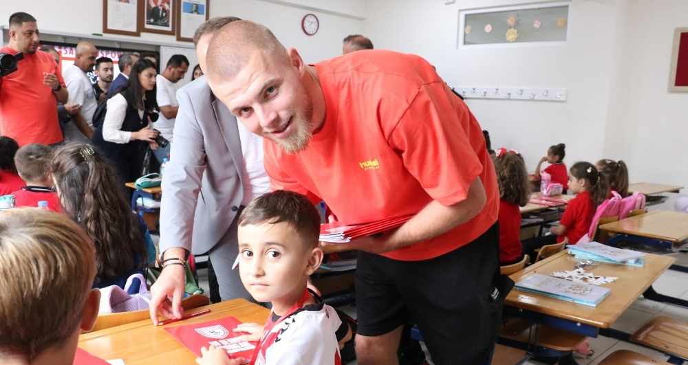 Samsunsporlu futbolcular okula yeni başlayan öğrencilerle buluştu