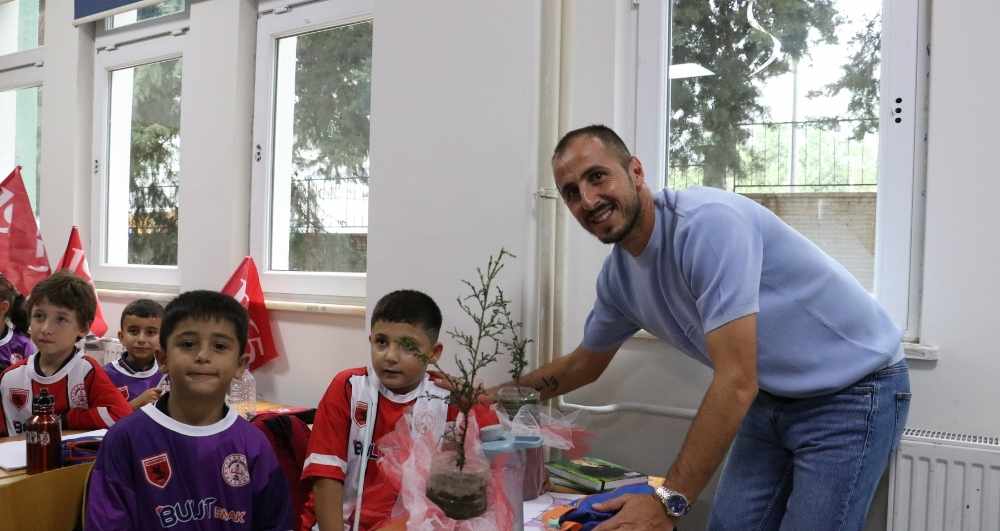 Samsunsporlu futbolcular okula yeni başlayan öğrencilerle buluştu