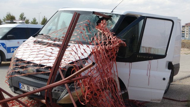 Feci kaza: Demir korkuluk sürücünün kafasına saplandı