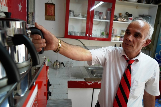 Samsun'da Adem Yıldırım 30 yıldır kravatla çay servisi yapıyor 