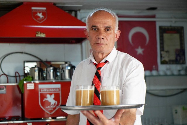 Samsun'da Adem Yıldırım 30 yıldır kravatla çay servisi yapıyor 