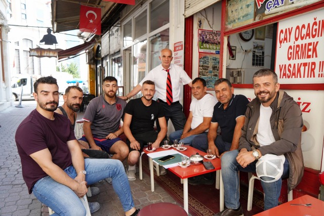 Samsun'da Adem Yıldırım 30 yıldır kravatla çay servisi yapıyor 