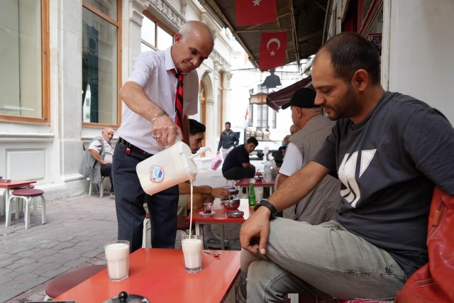 Samsun'da Adem Yıldırım 30 yıldır kravatla çay servisi yapıyor 