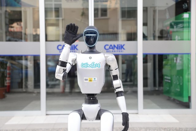 İnsansı robot Canik sokaklarında