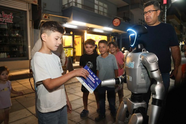 İnsansı robot Canik sokaklarında