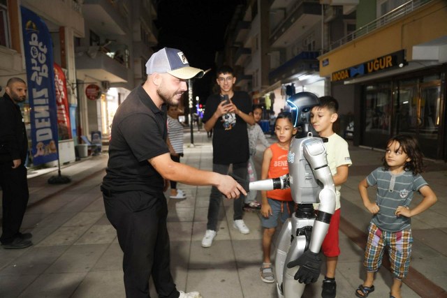 İnsansı robot Canik sokaklarında
