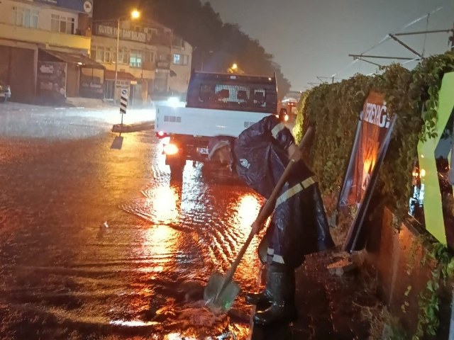 Samsun'da sel ve su baskınları! SASKİ Ekipleri 7/24 sahadaydı