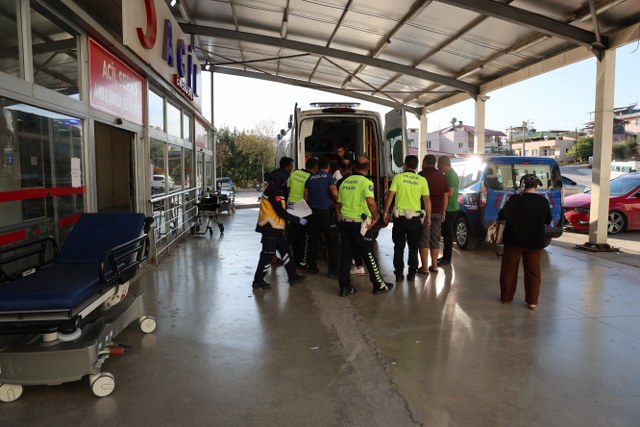 Motosikletli trafik polisi, kazada ağır yaralandı