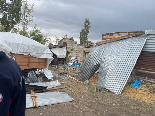 Fırtına kabusu! Çatılar uçtu! 1 kişi yaralandı