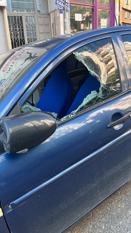 Samsun'da otomobilin camını kırıp kaçan şüpheli aranıyor