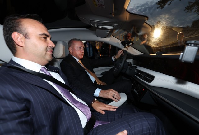 Cumhurbaşkanı Recep Tayyip  Erdoğan'a, TOGG'un yeni modeli T10F hediye edildi