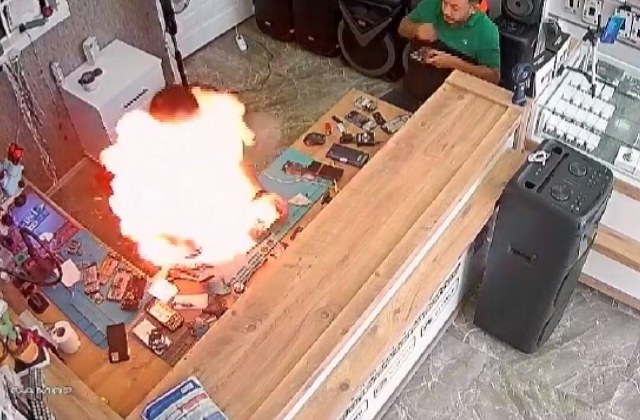 Telefoncuda korku dolu anlar! Telefon bataryası bomba gibi patladı