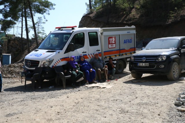 Göçük altında kalan işçilerden biri 25 saat sonra kurtarıldı