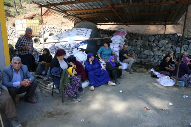 Göçük altında kalan işçilerden biri 25 saat sonra kurtarıldı