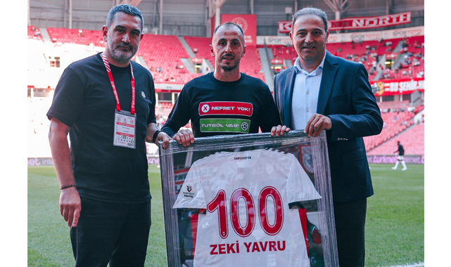 Samsunspor kaptanı Zeki Yavru'ya 100. maç plaketi
