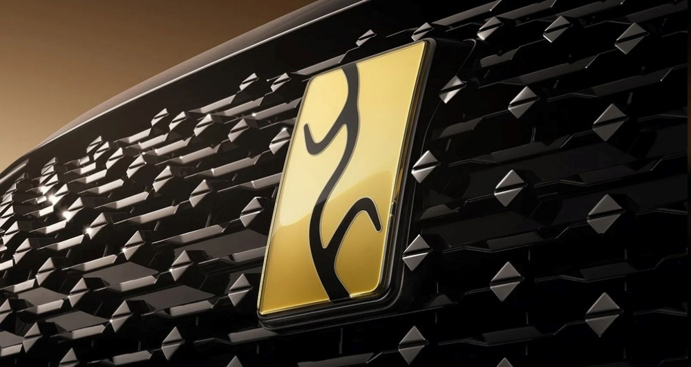BYD'den Çin tankı! 24 ayar altından amblemi var