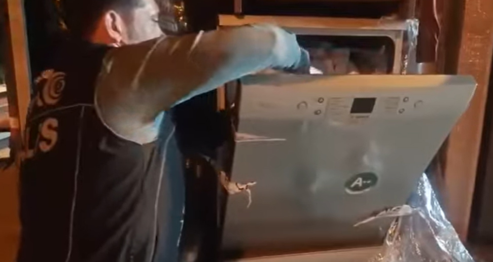 Samsun'da narkotik köpeği TONY uyuşturucuyu bulaşık makinesinde buldu