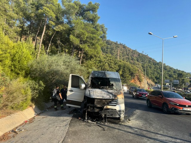 Muğla'da turistleri taşıyan minibüs alev aldı