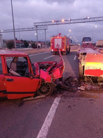 Otomobilin tıra çarptığı kazada 1 kişi yaralandı