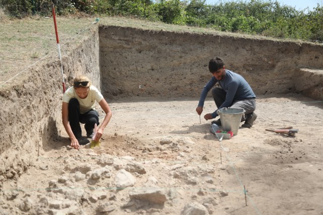 İkiztepe Höyüğü'nde yapılan kazılarda "hediyeli mezarlar" ortaya çıkarıldı