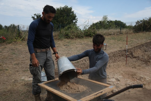 İkiztepe Höyüğü'nde yapılan kazılarda "hediyeli mezarlar" ortaya çıkarıldı