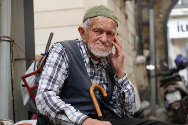 Samsun'da 96 yaşındaki Dursun Yıldız gözlük kullanmadan şemsiye tamir ediyor
